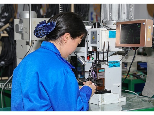 線束壓接工藝全解析：如何保障 0.01Ω 超低接觸電阻？